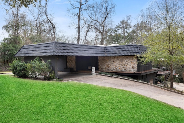 exterior space featuring a lawn