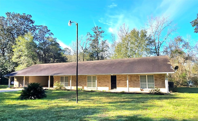 single story home with a front yard