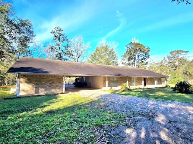 view of front of property featuring a carport and a front yard