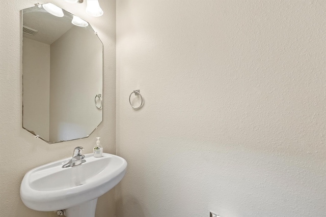 bathroom featuring sink