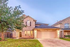 view of front of house featuring a front lawn and a garage