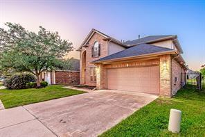 view of front facade featuring a garage and a lawn