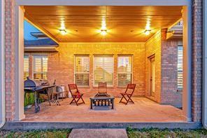 view of patio featuring an outdoor fire pit