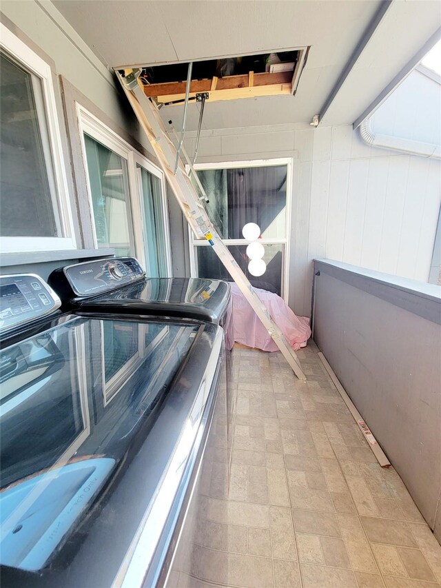 balcony featuring washing machine and clothes dryer