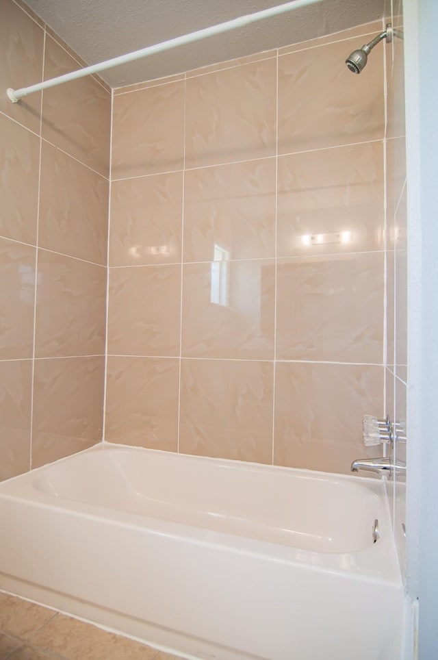 bathroom featuring tiled shower / bath