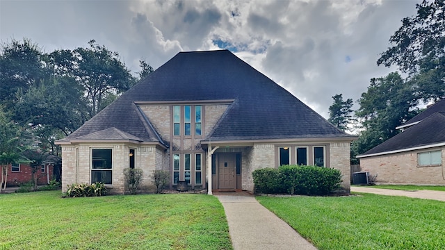 view of front of home featuring a front lawn