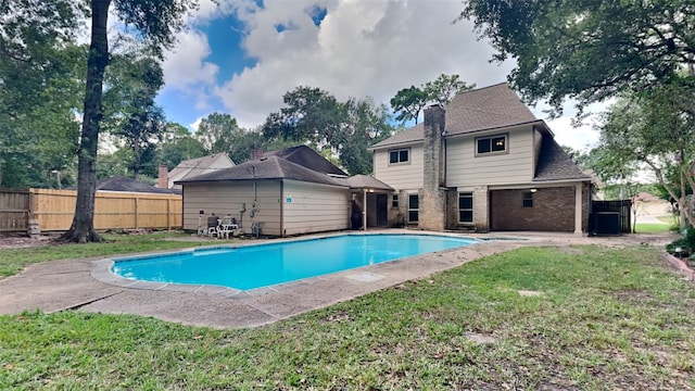 view of swimming pool featuring a yard