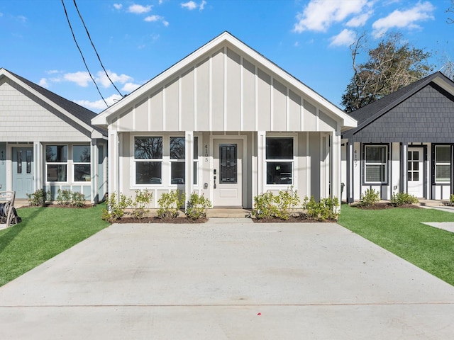 view of front of property with a front yard