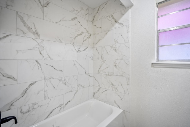 bathroom with tiled shower / bath