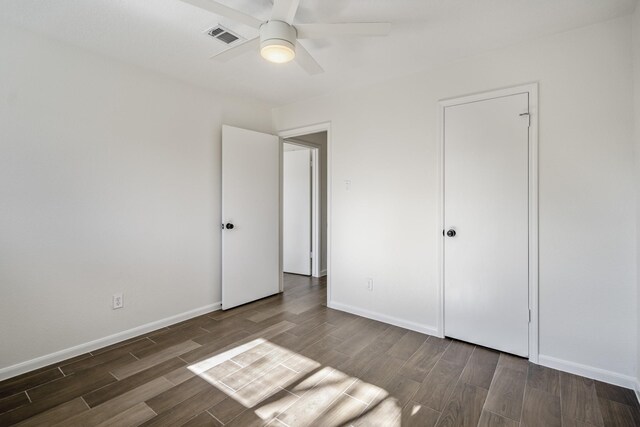 unfurnished bedroom featuring ceiling fan and a closet