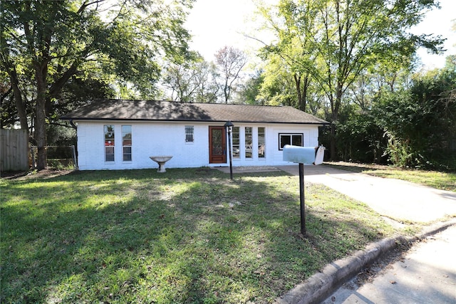 ranch-style house featuring a front lawn