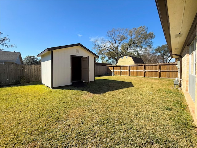 view of yard featuring a storage shed