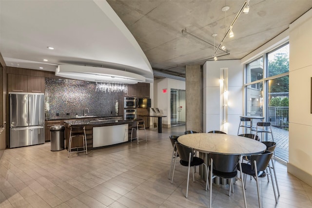 dining room with wet bar