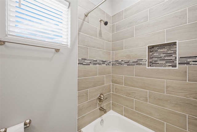 bathroom featuring tiled shower / bath combo