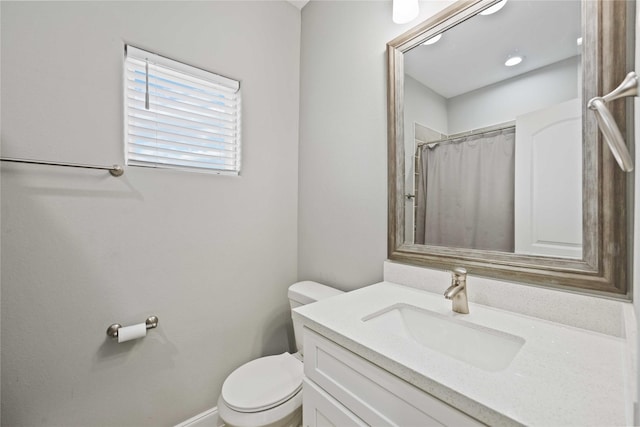 bathroom with toilet, a shower with shower curtain, and vanity