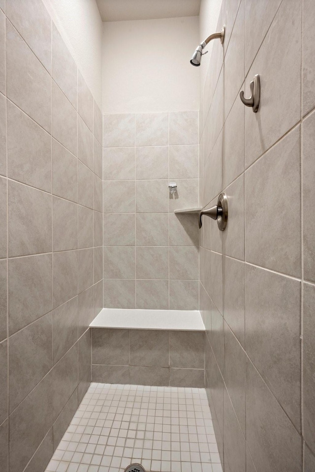 bathroom featuring a tile shower