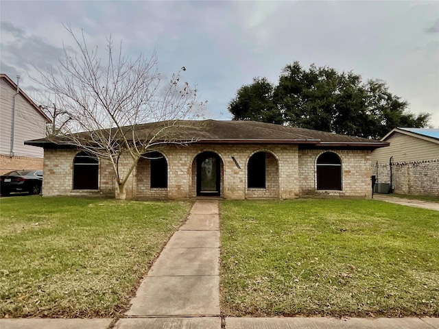 view of front of property featuring a front yard