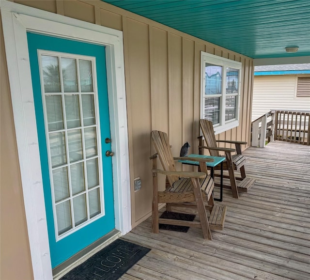 entrance to property featuring a porch