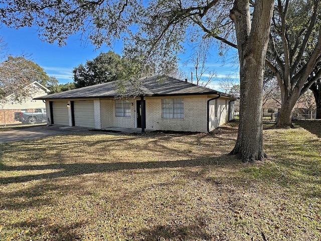 view of front of home featuring a front yard