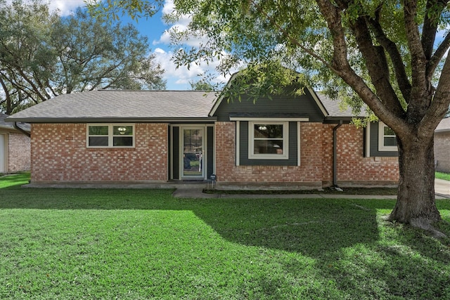 single story home featuring a front yard