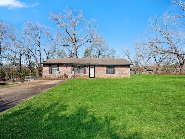 single story home featuring a front yard