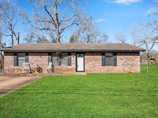 single story home featuring a front lawn