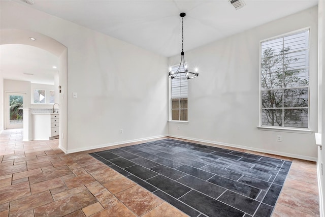 empty room with an inviting chandelier and sink