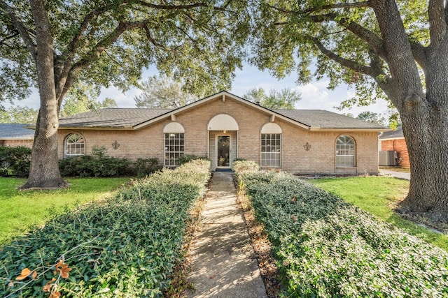 ranch-style house featuring a front lawn