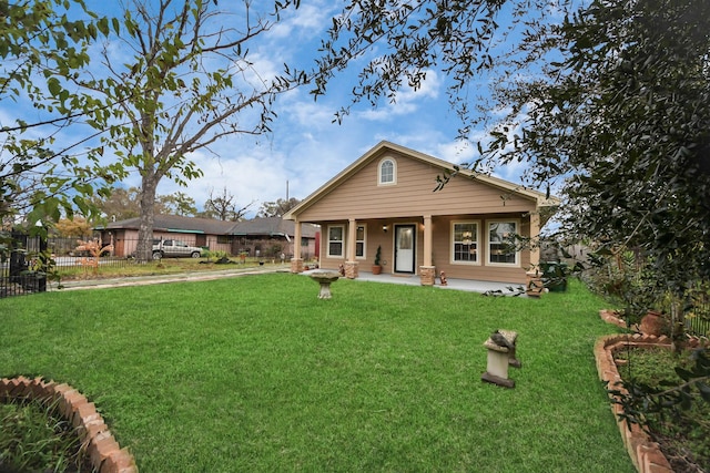 view of front of property featuring a front lawn