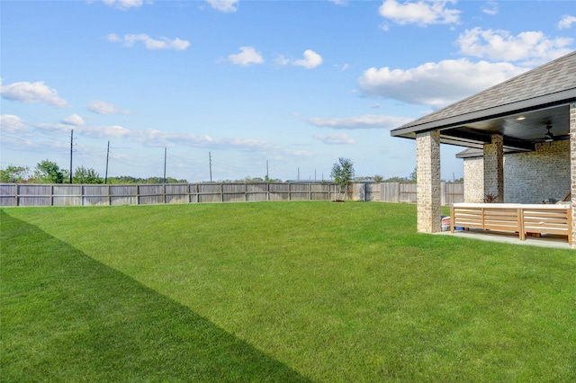 view of yard featuring outdoor lounge area