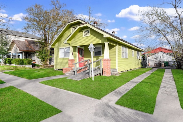 bungalow featuring a front lawn