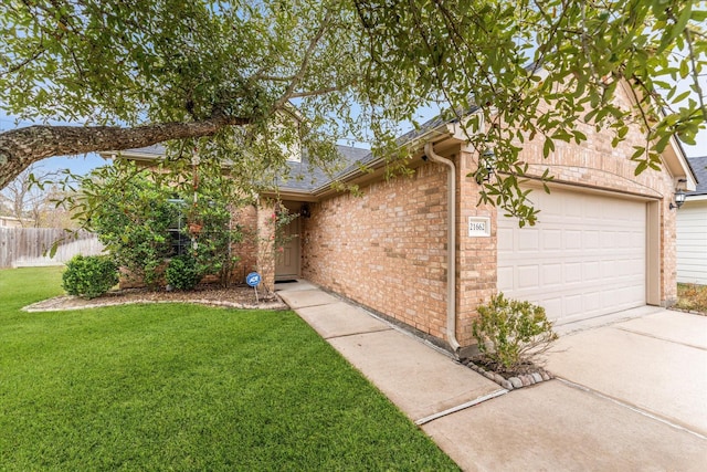 ranch-style house featuring a front yard