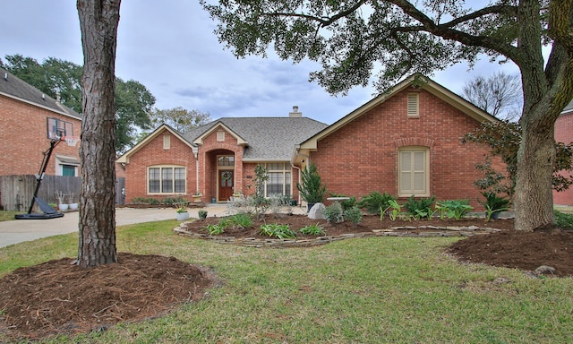 view of front of property featuring a front lawn