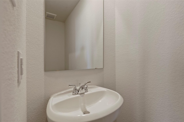 bathroom featuring sink