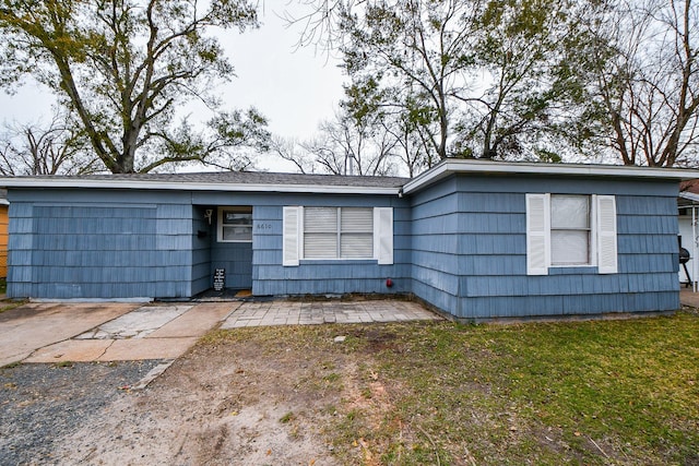 ranch-style house featuring a front yard