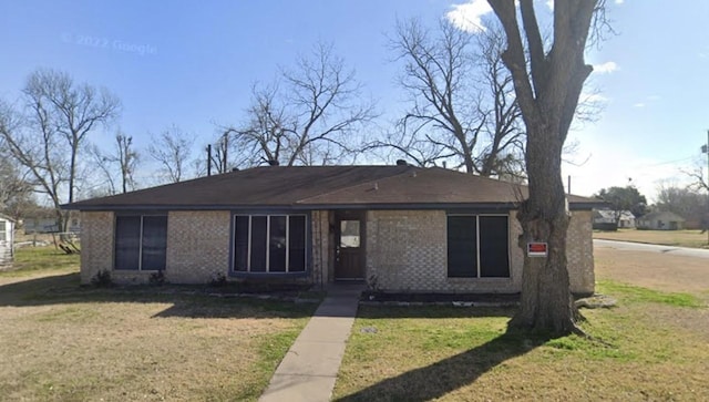 view of front facade with a front lawn