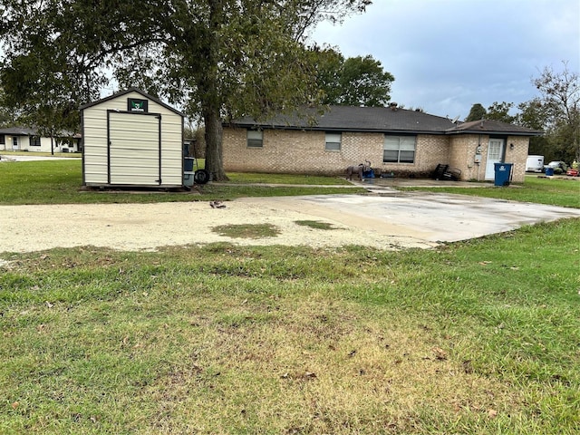 view of yard with a storage unit