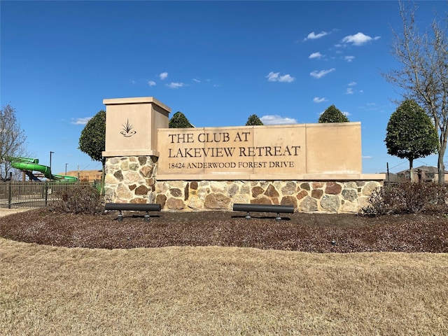 view of community / neighborhood sign