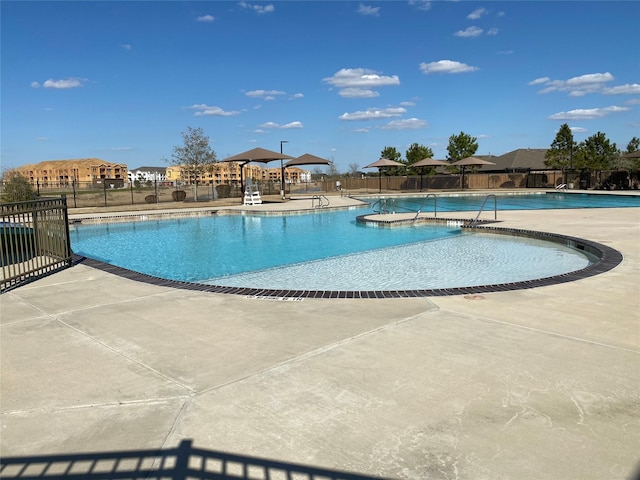 view of swimming pool with a jacuzzi and a patio area