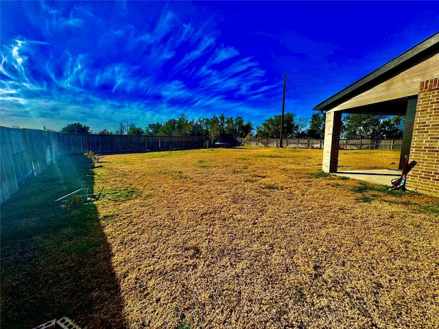 view of yard at dusk