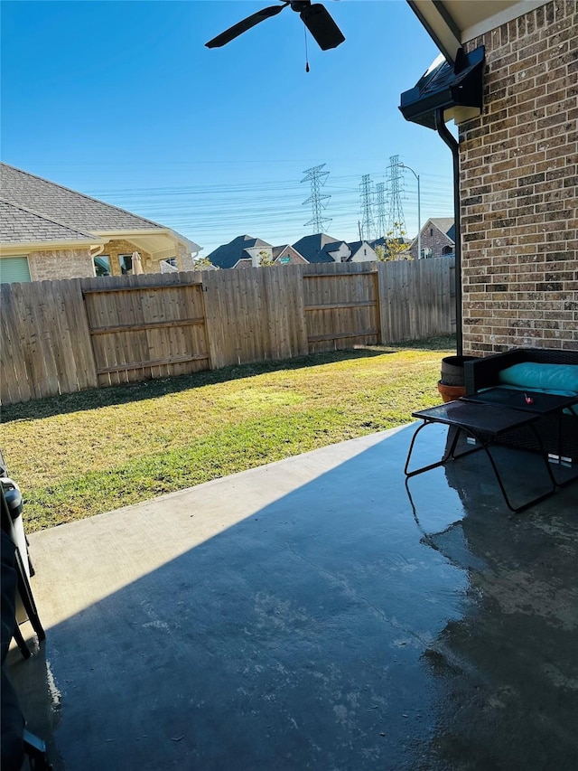 view of patio featuring a fenced backyard and a ceiling fan