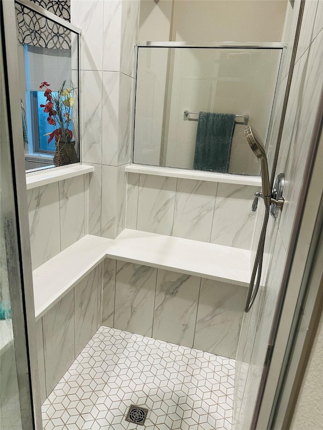 bathroom featuring a tile shower