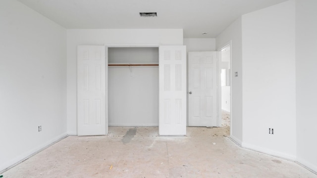 unfurnished bedroom featuring a closet