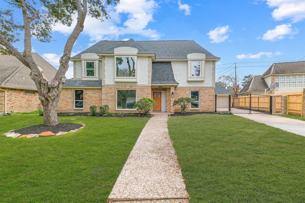 view of front of home featuring a front yard