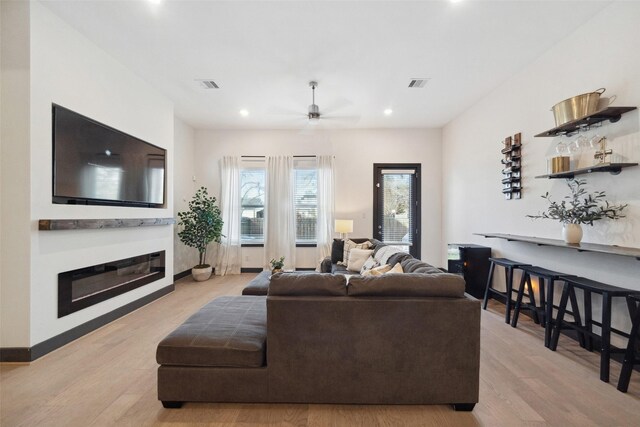 living area featuring visible vents, a ceiling fan, wood finished floors, and recessed lighting