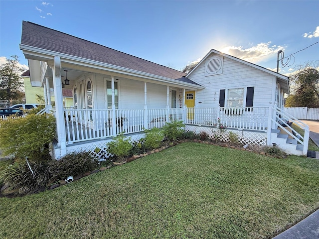 view of front of property featuring covered porch and a front yard