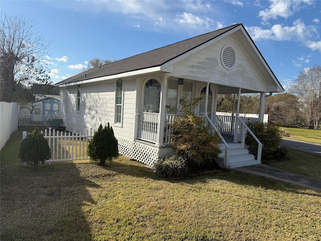 view of front of house featuring a front lawn and covered porch