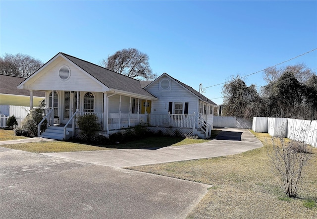 view of front of home featuring a porch and a front lawn