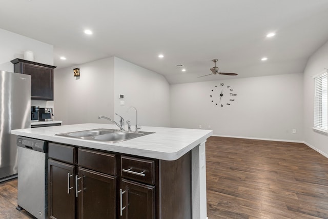 kitchen featuring ceiling fan, appliances with stainless steel finishes, dark hardwood / wood-style floors, a kitchen island with sink, and sink