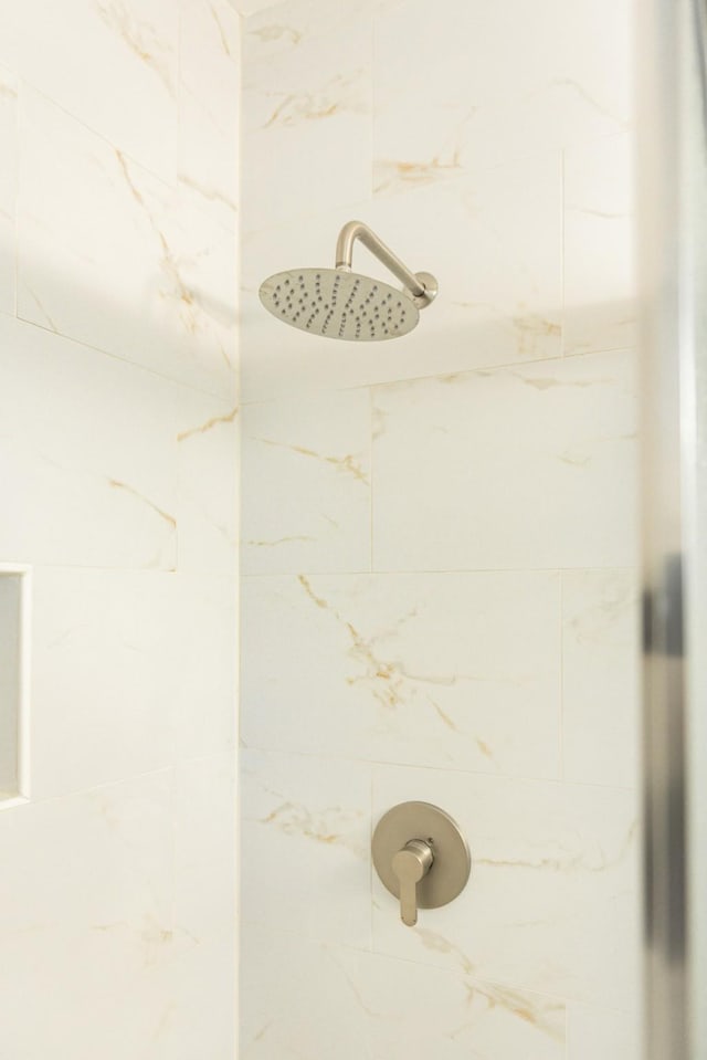 details featuring tiled shower